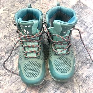 Barely used Hiking Shoes!!